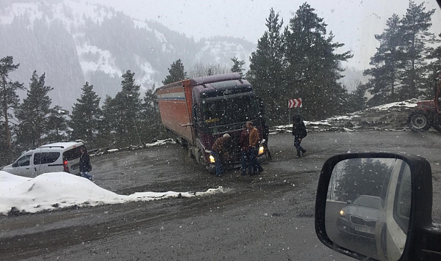 Tır virajı alamadı, yol ulaşıma kapandı