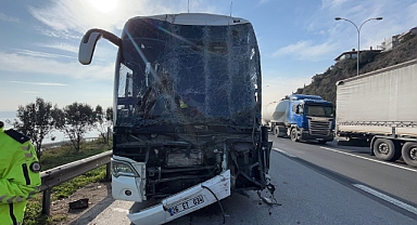 Yolcu otobüsü, tır ve hafif ticari araç çarpıştı : 1’i ağır 9 yaralı