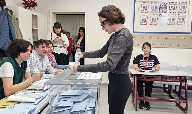Zeynep Bastık, oy sırası beklemek istemeyince yerine asistanını koydu