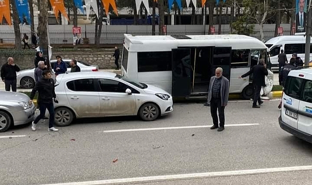 Zincirleme kaza: 3 araçta maddi hasar oluştu