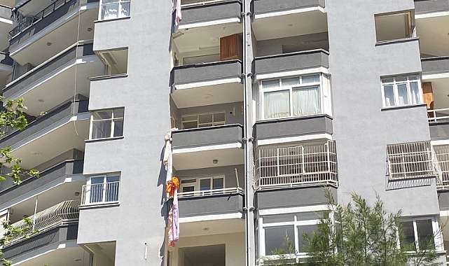 Hasarlı binaya giren hırsız çarşafları sarkıtıp inerken düşerek öldü