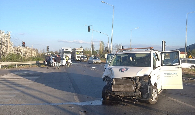 Kamyonet otomobille çarpıştı: 11 yaralı