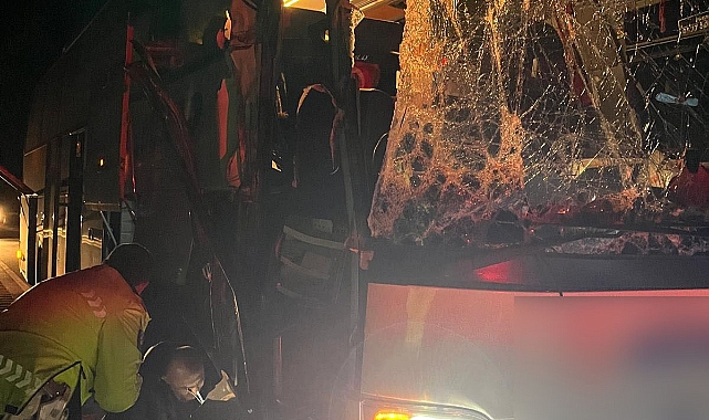 Otobüs arıza yapan kamyona çarptı: 1 yaralı