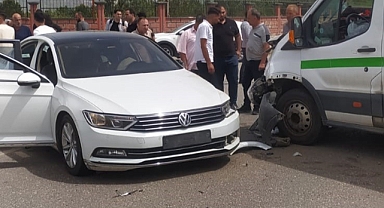 Otomobil ile minibüs çarpıştı: Yaralılar var