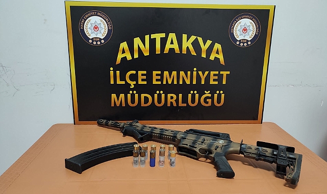 Şüphe üzerine durdurulan şahsın üzerinde ve aracında silah ele geçirildi