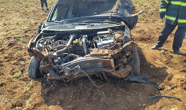 Tekeri patlayan otomobil yol kenarına savruldu: 2 yaralı