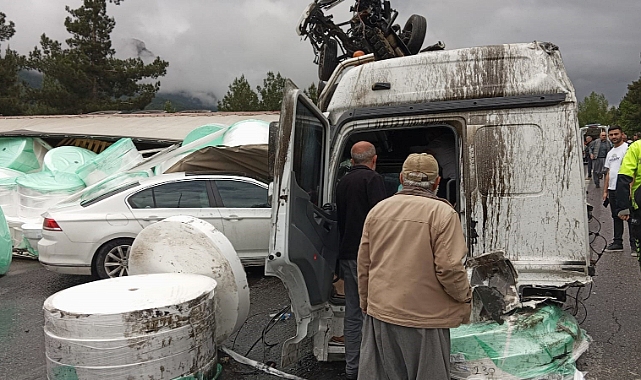 2 tır, 5 otomobil birbirine girdi: Yaralılar var
