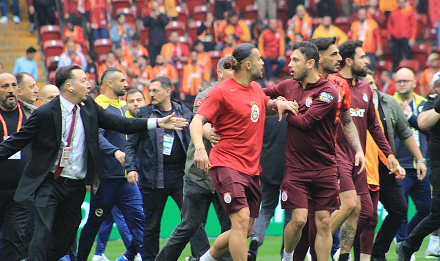 Derbi başlamadan saha karıştı