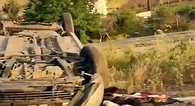 Düğün konvoyuna katılan otomobil takla attı: 2 yaralı