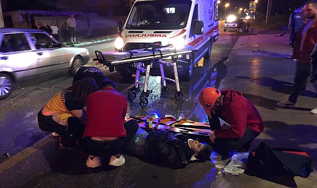 Hafif ticari araç ile motosiklet çarpıştı: 2 yaralı
