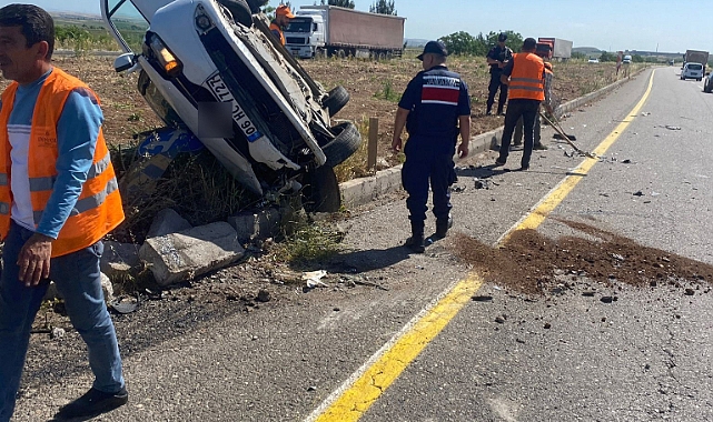 İki otomobil kafa kafaya çarpıştı: 3 yaralı