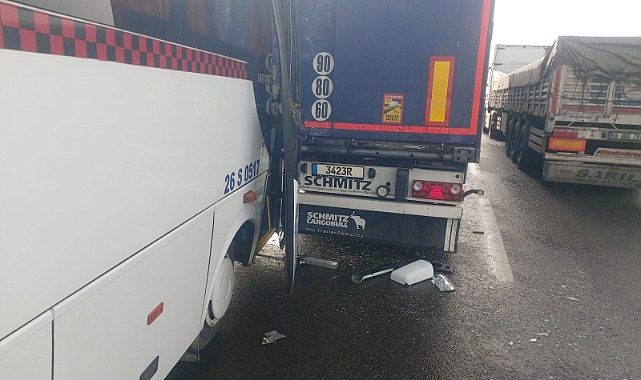İşçi servisi tıra çarptı, 8 kişi yaralandı