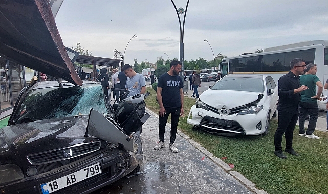 Kontrolden çıkan kamyon ortalığı savaş alanına çevirdi
