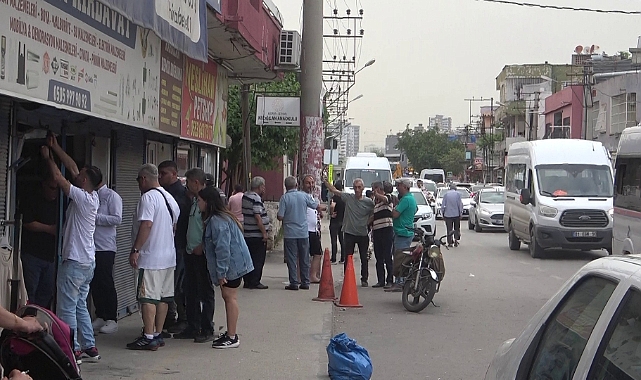 Otomobil dükkana girdi: 2 yaralı