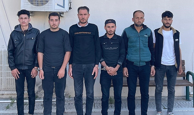 Otomobilden adeta göçmen fışkırdı