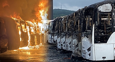 Otoparkta çıkan yangının hasarı, gün ağarınca ortaya çıktı
