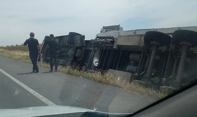 Şanlıurfa'da saman yüklü tır devrildi! Sürücü yaralandı