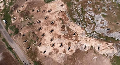 Şanlıurfa Karayolu üzerinde bulunan Turuş Kaya Mezarlarında kazı ve temizleme çalışmaları başladı