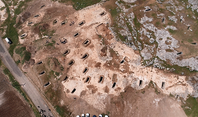 Şanlıurfa Karayolu üzerinde bulunan Turuş Kaya Mezarlarında kazı ve temizleme çalışmaları başladı