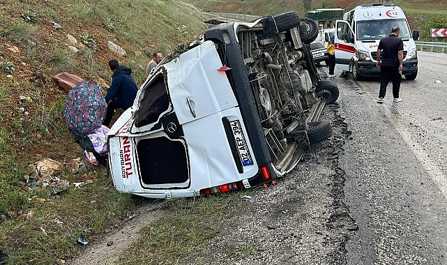 Yolcu minibüsü devrildi: Çok sayıda yaralı var