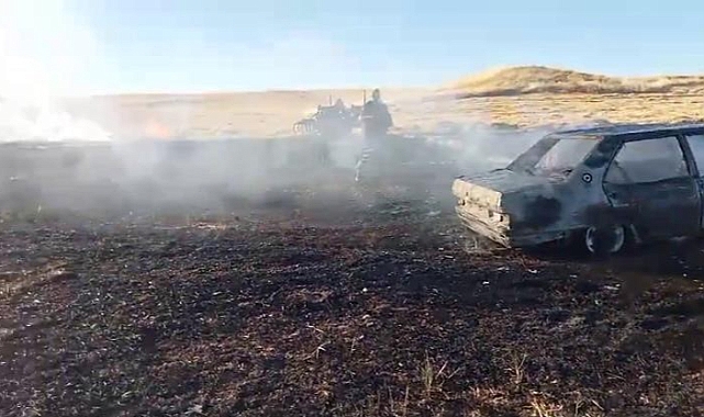 Boş tarlada yanan otomobil hurdaya döndü