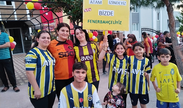 Galatasaray ve Fenerbahçeli minikler 24. şampiyonluğu birlikte kutladı