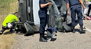 Mevsimlik işçilerini taşıyan minibüs devrildi: Çok sayıda yaralı