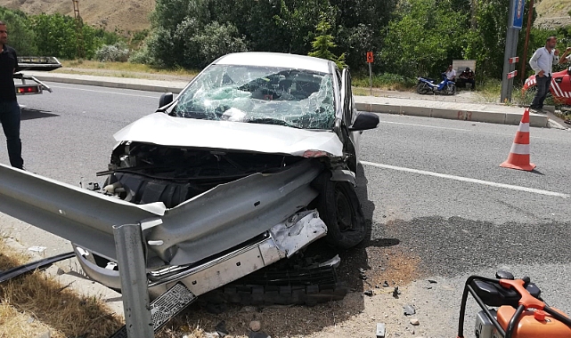 Otomobil bariyerlere çarptı, 3 yaralı