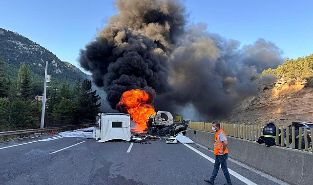 Otoyolda tır yandı: Ulaşım trafiğe kapandı