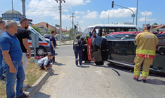 Özel halk otobüsü ile otomobil çarpıştı: Yaralılar var