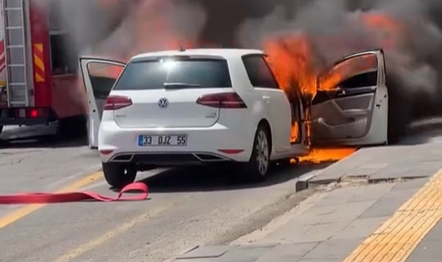 Park halindeki otomobil alev alev yandı