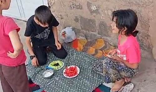 Şanlıurfa'da sokakta piknik yapan çocuklar görenleri tebessüm ettirdi