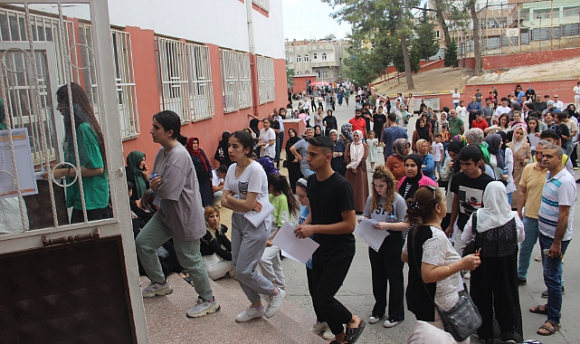 Şanlıurfa'da YKS'ye geç kalan öğrenci ile annesi hüngür hüngür ağladı