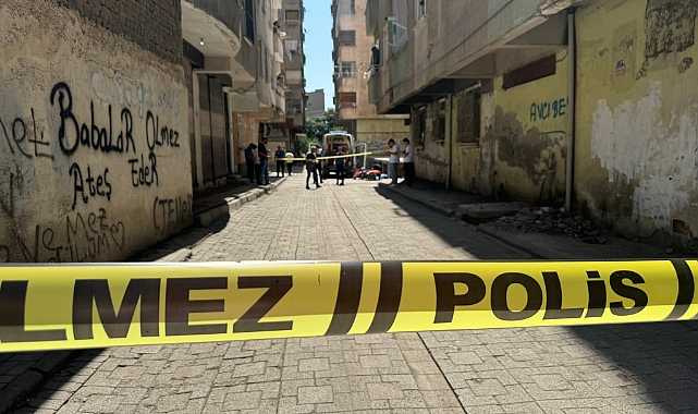 Sokakta yürüyen kadını başından vurarak öldürdü