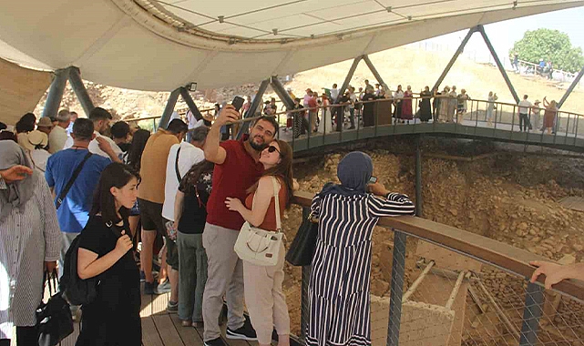 Tarihin sıfır noktası Göbeklitepe ziyaretçi akınına uğradı