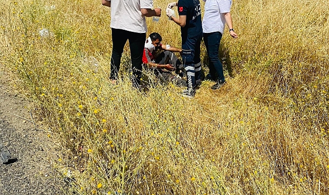 Yol kenarında oturan 2 kişiye otomobil çarptı