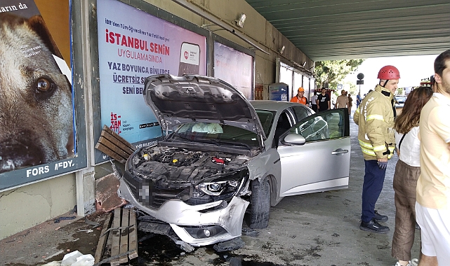 4 aracın karıştığı kazada bir araç durağa daldı: 1 yaralı
