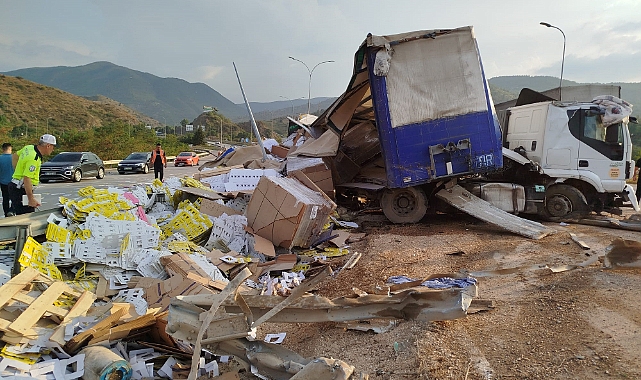 Bilecik'te karton ambalaj yüklü tır devrildi: 1 kişi yaralandı