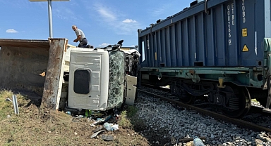 Çankırı'da yük treni ile hafriyat kamyonu çarpıştı: 1 ölü, 3 yaralı
