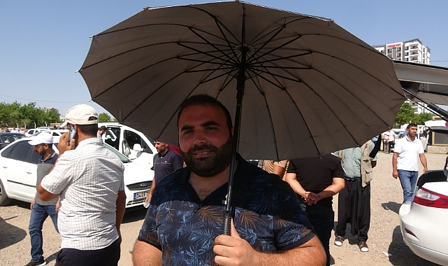 Diyarbakır oto pazarında sıcak havada soğuk pazarlık
