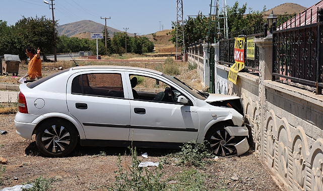 Elazığ’da otomobil bahçe duvarına çarptı: 5 yaralı