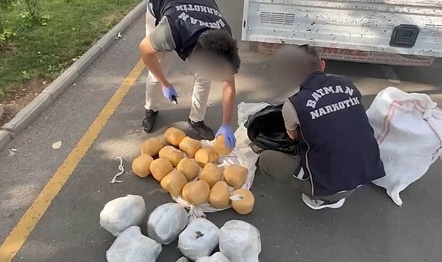 Kamyonet kasasında kilogramlarca esrar ele geçirildi