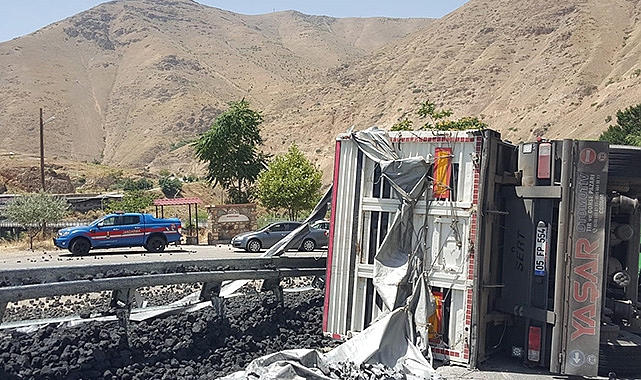 Kömür yüklü kamyon devrildi: 1 yaralı