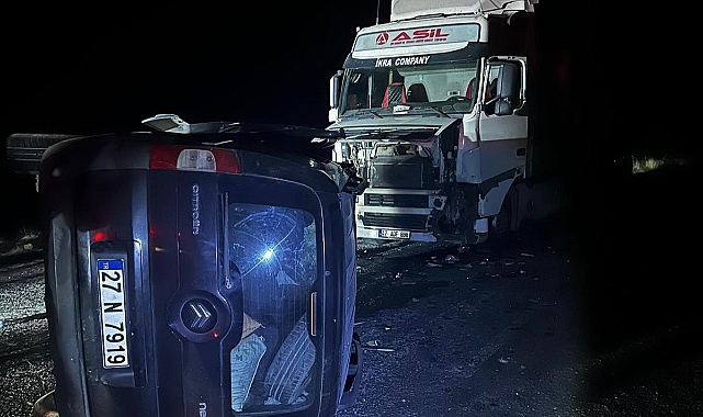 Mardin’de tır ile hafif ticari araç çarpıştı: 2 yaralı