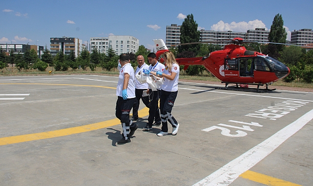 Şanlıurfa'da helikopter ambulanslar Ferah bebeğin gözü için havalandı