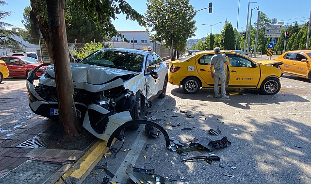 Ticari taksi ile otomobil çarpıştı: Yaralılar