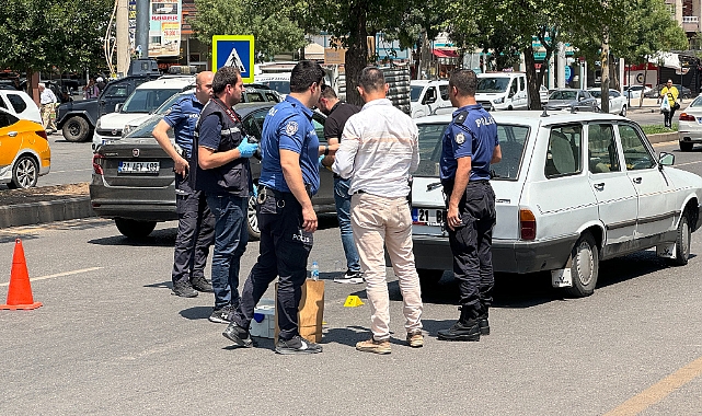 Trafikte husumetli şahısların silahlı kavgası güvenlik kamerasına yansıdı: 1 yaralı