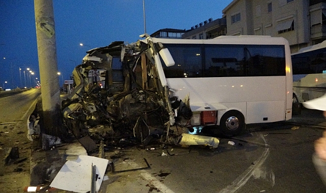 Turist taşıyan midibüs beton direğine çarptı: 1 ölü, 20 yaralı