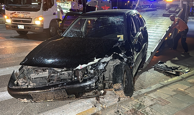 Uşak’ta iki otomobil çarpıştı: Yaralılar var