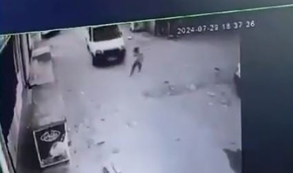 Adana'da yola fırlayan küçük çocuğa hafif ticari araç böyle çarptı